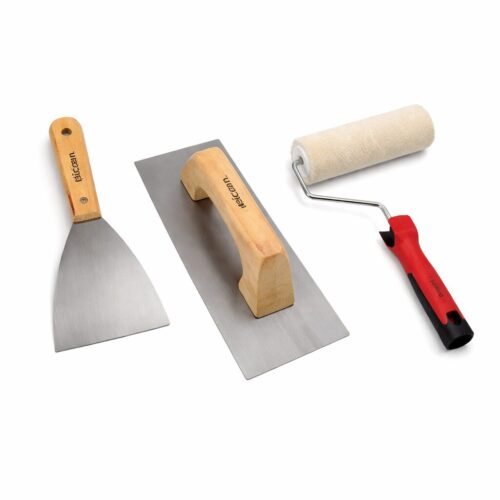 Kit de herramientas de aplicación de microcemento compuesto por llana metálica, espátula con mango de madera y rodillo, organizados como display de producto sobre fondo blanco