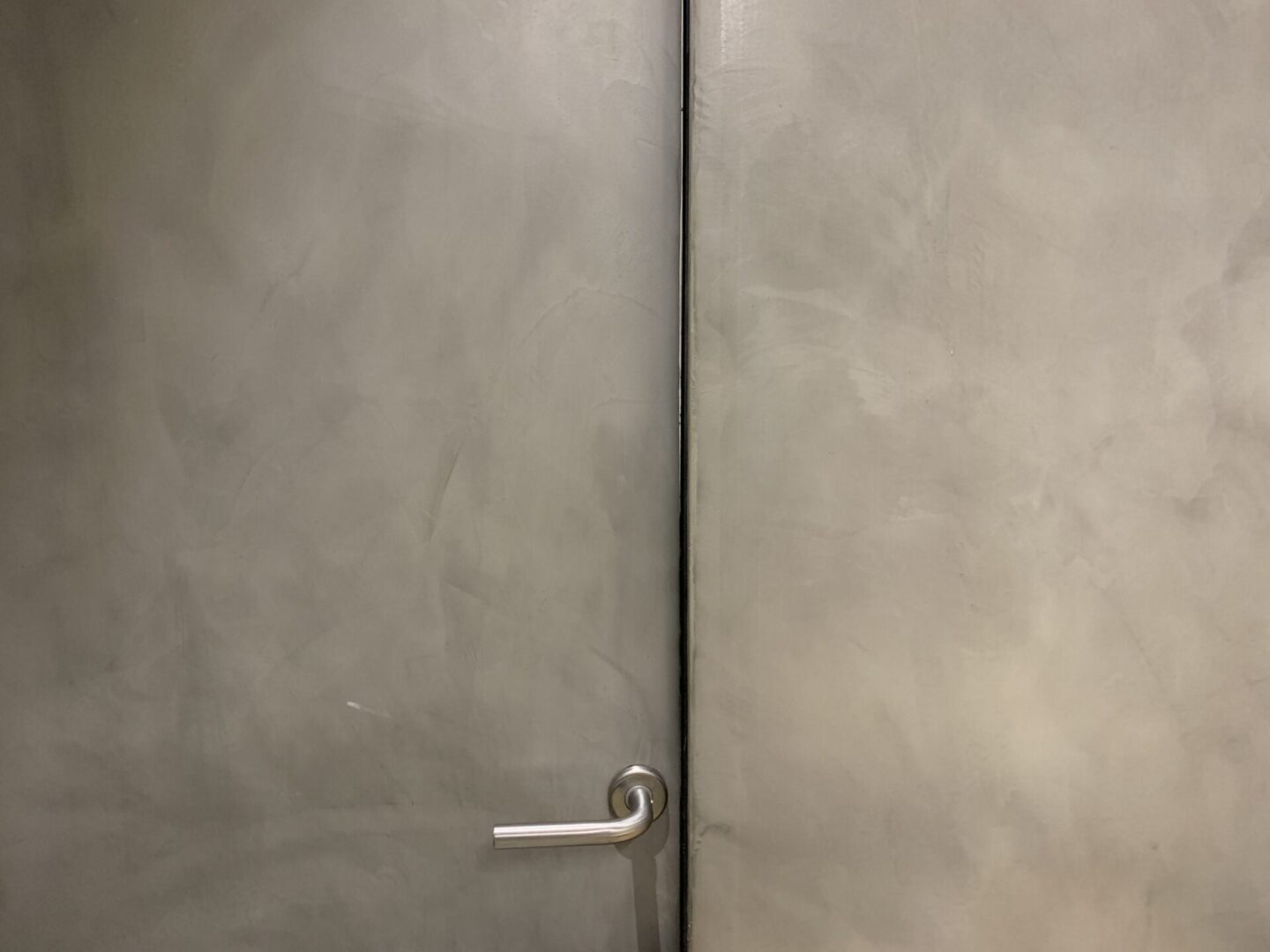 Pared con micorcemento. Puerta con microcemento