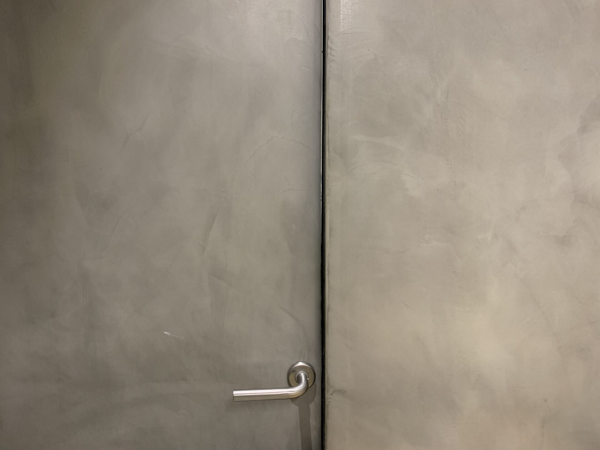 Pared con micorcemento. Puerta con microcemento