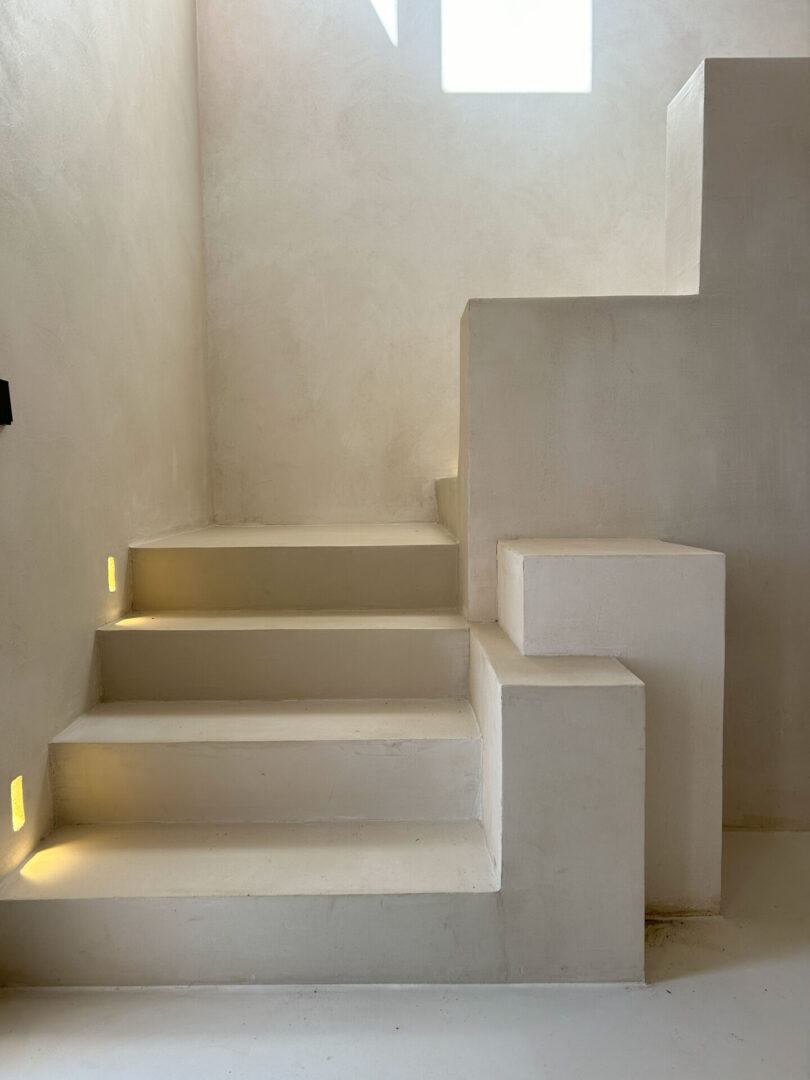 Escaleras con microcemento color beige